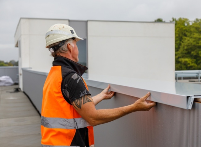 Aluminium wall coping systems by Roval: Sleek, stylish and water-retaining