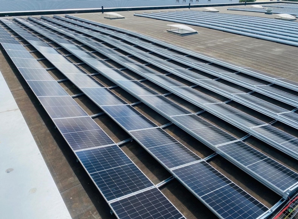 Een dak vol zonnepanelen